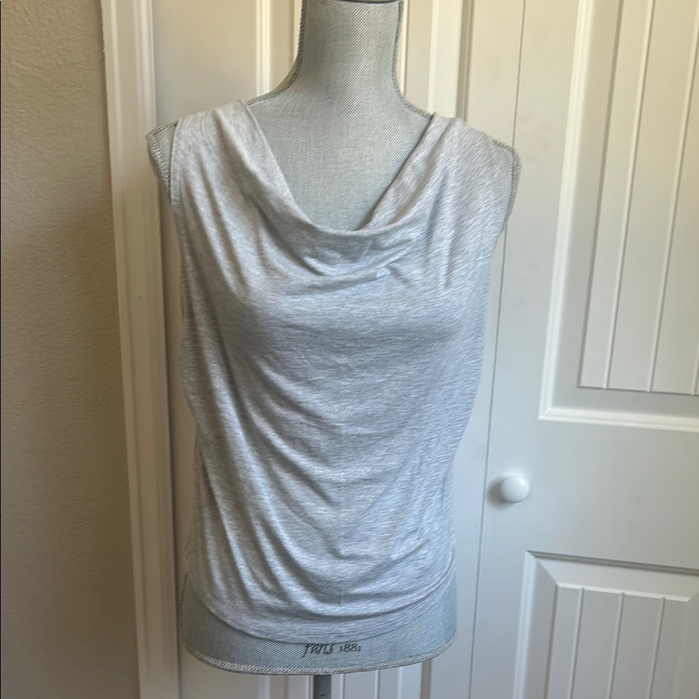2 scoop neck tank tops size small